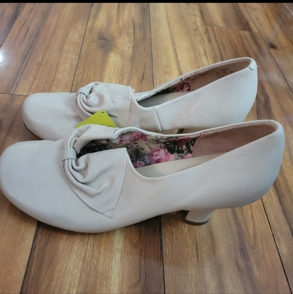 hotter Shoes Nwot Hotter Cream Vintage Low Heels Poshmark